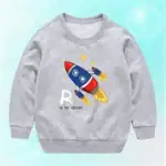 Vêtement pour enfant gris avec illustration de fusée colorée et étoiles, parfait pour les amateurs de science et d'astronomie.