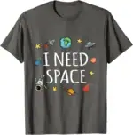 T-shirt gris avec illustrations d'objets spatiaux et le texte "I NEED SPACE" en blanc.
