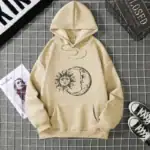 Sweat à capuche beige avec motif solaire et lune, style décontracté, idéal pour un look tendance et confortable.