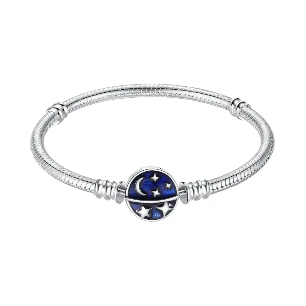 Bracelet en argent avec pendentif représentant un ciel étoilé, comprenant des étoiles et une lune, idéal pour les amateurs de science et d'astronomie.