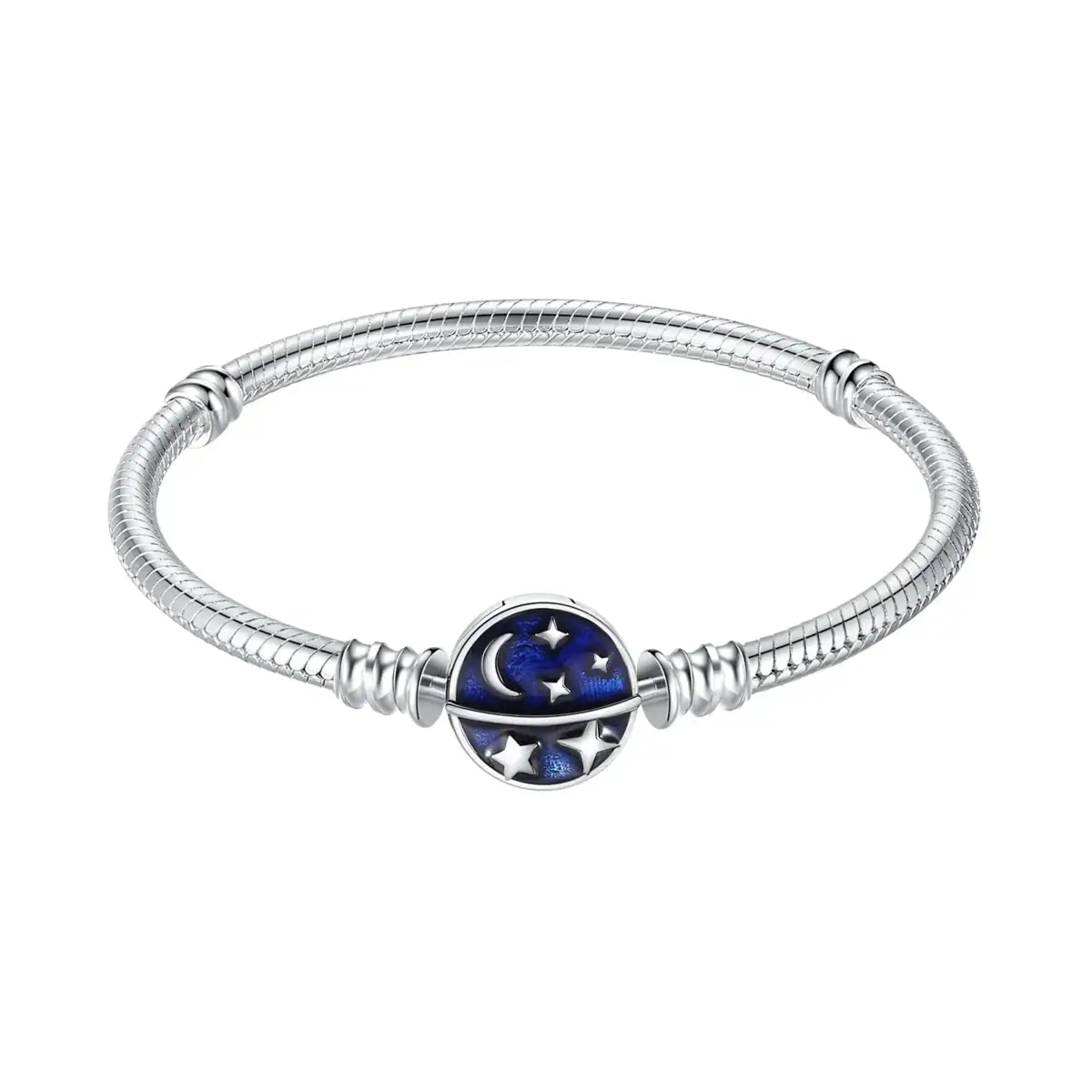 Bracelet en argent avec pendentif représentant un ciel étoilé, comprenant des étoiles et une lune, idéal pour les amateurs de science et d'astronomie.
