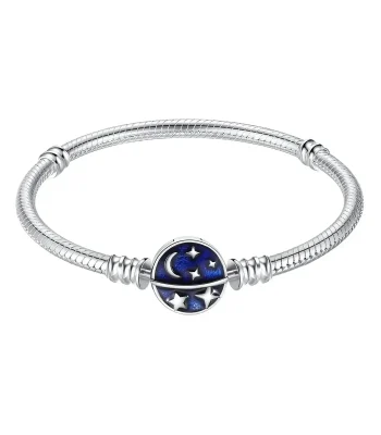 Bracelet en argent avec pendentif représentant un ciel étoilé, comprenant des étoiles et une lune, idéal pour les amateurs de science et d'astronomie.
