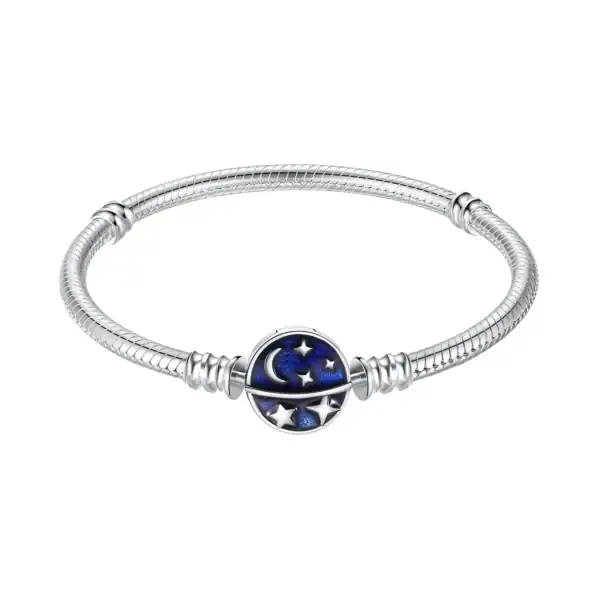 Bracelet en argent avec pendentif représentant un ciel étoilé, comprenant des étoiles et une lune, idéal pour les amateurs de science et d'astronomie.