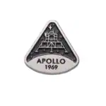 Badge de la mission Apollo 1969 représentant le module lunaire, avec le nom "APOLLO" et l'année "1969", symbole historique de l'exploration spatiale.