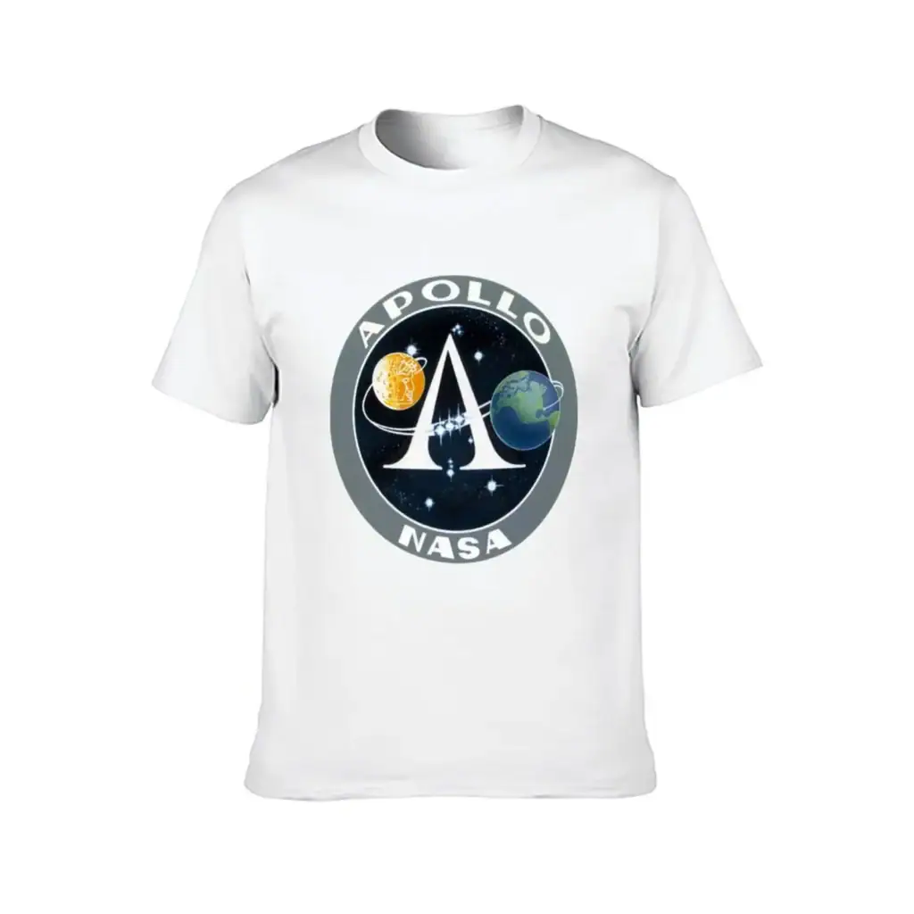 Vêtement blanc avec logo NASA Apollo, représentant une fusée entre la Lune et la Terre, symbolisant la mission Apollo.
