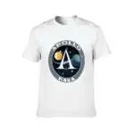 Vêtement blanc avec logo NASA Apollo, représentant une fusée entre la Lune et la Terre, symbolisant la mission Apollo.