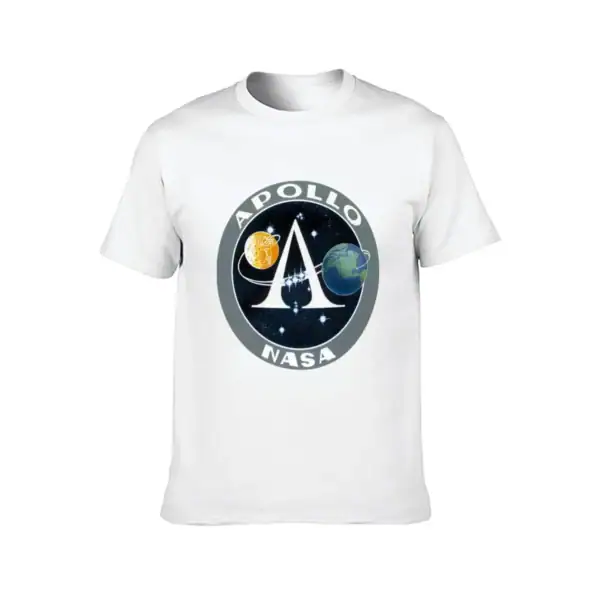 Vêtement blanc avec logo NASA Apollo, représentant une fusée entre la Lune et la Terre, symbolisant la mission Apollo.