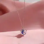 Pendentif globe terrestre en argent suspendu à une chaßne fine, symbole de voyage et de découverte. Parfait pour les amateurs de science et de géographie, ce bijou élégant allie style et passion.