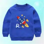 Vêtement pour enfant avec motif fusée et étoiles, couleur bleue, style ludique et éducatif.
