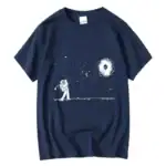 T-shirt bleu marine avec illustration d'un astronaute jouant au golf dans l'espace, avec une galaxie en spirale en arriĂšre-plan.