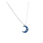 Pendentif lune en acier inoxydable avec étoiles brillantes, suspendu à une chaîne délicate, idéal pour une touche de magie céleste.