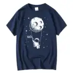 T-shirt avec design d'astronaute et lune, style graphique et amusant.
