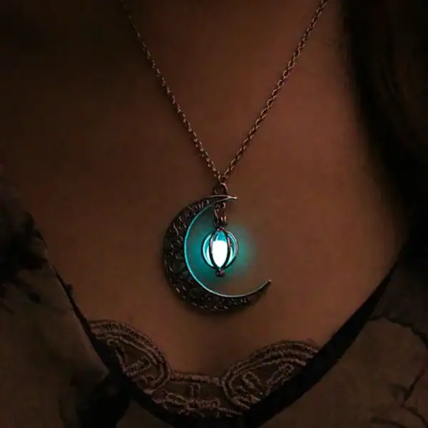 Pendentif lune et étoile lumineux suspendu à une chaîne, illuminant doucement dans l'obscurité, idéal pour la décoration ou comme bijou original.
