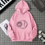 Sweat à capuche rose avec motif solaire et lune en noir, style décontracté, parfait pour la mode urbaine et la décoration intérieure.