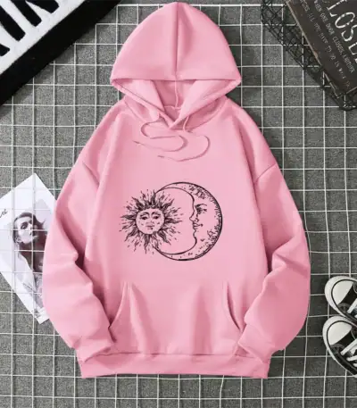 Sweat à capuche rose avec motif solaire et lune en noir, style décontracté, parfait pour la mode urbaine et la décoration intérieure.