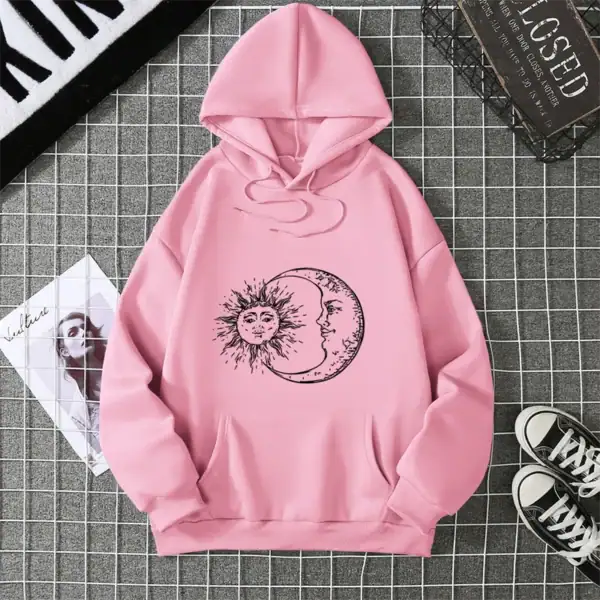 Sweat à capuche rose avec motif solaire et lune en noir, style décontracté, parfait pour la mode urbaine et la décoration intérieure.