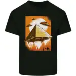 Pyramide flottante avec OVNIs et ciel étoilé, illustration de science-fiction sur t-shirt noir. Design mystérieux et futuriste évoquant l'exploration spatiale et les phénomènes extraterrestres.