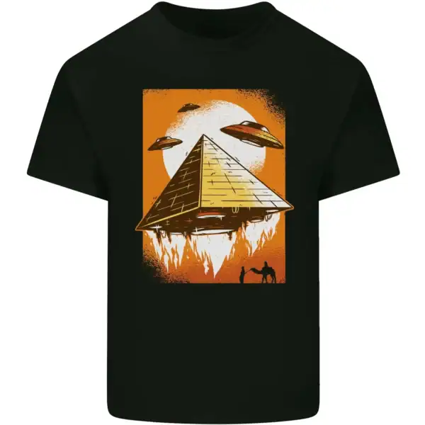 Pyramide flottante avec OVNIs et ciel étoilé, illustration de science-fiction sur t-shirt noir. Design mystérieux et futuriste évoquant l'exploration spatiale et les phénomènes extraterrestres.