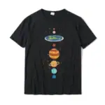 T-shirt noir avec illustration colorée du système solaire, représentant les planètes et la Terre dans un style graphique amusant.
