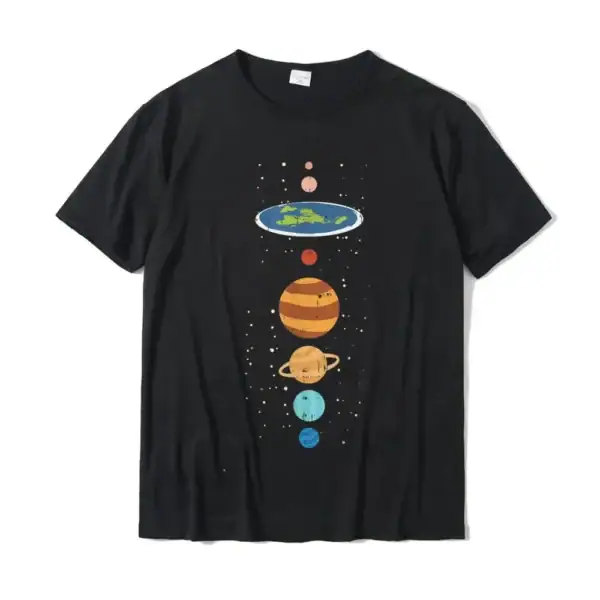 T-shirt noir avec illustration colorée du système solaire, représentant les planètes et la Terre dans un style graphique amusant.