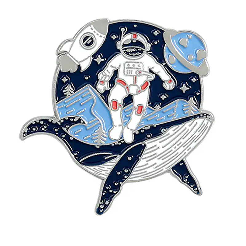 Pin en forme d'astronaute flottant dans l'espace avec planètes et étoiles en arrière-plan.