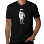 Vêtement homme avec design d'astronaute en combinaison spatiale sur fond noir, style moderne et tendance, parfait pour les amateurs d'espace et de science-fiction.