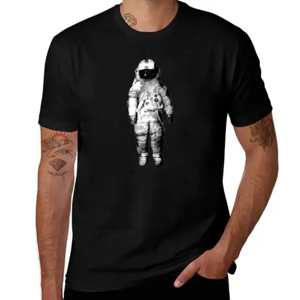 Vêtement homme avec design d'astronaute en combinaison spatiale sur fond noir, style moderne et tendance, parfait pour les amateurs d'espace et de science-fiction.