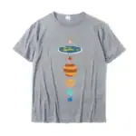 T-shirt gris avec illustration stylisée du système solaire, représentant la Terre, Mars, Jupiter, Saturne, Uranus et Neptune alignés verticalement.