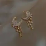 Boucles d'oreilles en forme de croissant de lune avec étoiles pendantes, bijoux fantaisie inspirés de l'astronomie, parfaits pour une touche céleste.