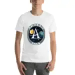 T-shirt blanc avec logo Apollo et NASA, représentant une fusée entre la Lune et la Terre, idéal pour les amateurs d'astronomie et de science spatiale.
