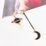 Épingles de sac à main avec motifs d'astronomie, étoiles et lune, en métal doré avec détails noirs et clairs, parfaites pour accessoires de mode inspirés de l'espace.
