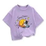 T-shirt violet avec motif d'astronaute et lune, design ludique pour amateurs d'espace et de science.