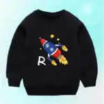 Sweatshirt pour enfant noir avec motif de fusée colorée et étoiles, parfait pour les amateurs de science et d'astronomie. Confortable et tendance, idéal pour les jeunes passionnés d'espace.