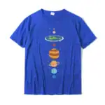 T-shirt bleu avec illustration de planètes du système solaire.