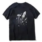 T-shirt noir avec design de fusée, vaisseau spatial et éléments cosmiques, parfait pour les amateurs d'astronomie et de science-fiction.