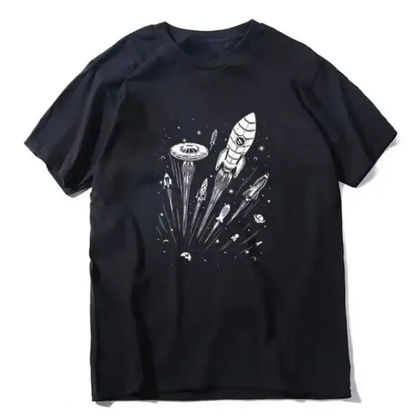 T-shirt noir avec design de fusée, vaisseau spatial et éléments cosmiques, parfait pour les amateurs d'astronomie et de science-fiction.