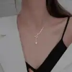 Collier délicat avec pendentif scientifique en or, porté par une femme, parfait pour les amateurs de science et de bijoux sophistiqués.
