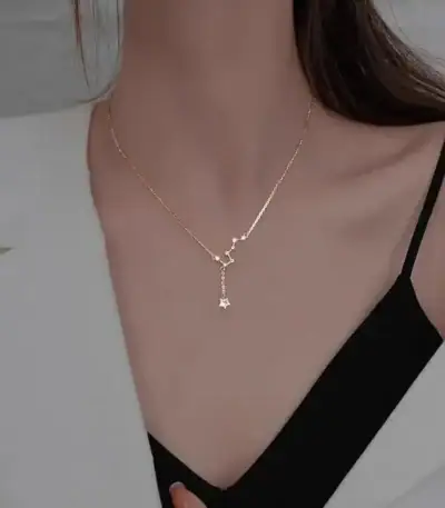 Collier délicat avec pendentif scientifique en or, porté par une femme, parfait pour les amateurs de science et de bijoux sophistiqués.