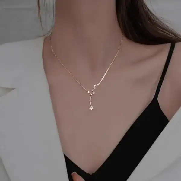 Collier délicat avec pendentif scientifique en or, porté par une femme, parfait pour les amateurs de science et de bijoux sophistiqués.