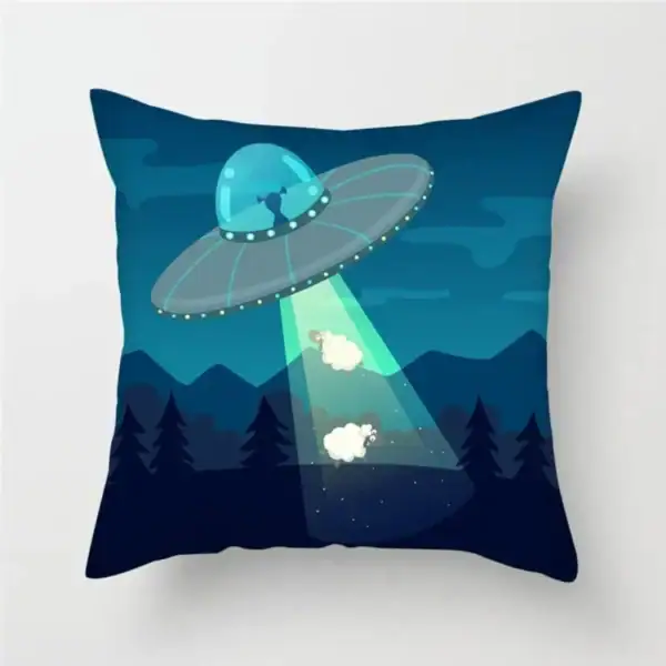 Coussin avec illustration d'un OVNI en train d'enlever des moutons dans un paysage montagneux nocturne.