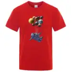 T-shirt rouge avec illustration d'un astronaute flottant et des planètes en ballon, parfait pour les amateurs de science et d'exploration spatiale.