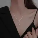 Collier délicat avec pendentif en forme de molécule, parfait pour les amateurs de science et de décoration unique. Accessoire élégant pour compléter un style sophistiqué ou casual.