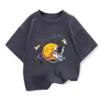 Vêtement pour enfant avec design d'astronaute et planète, illustrant le thème de l'exploration spatiale.