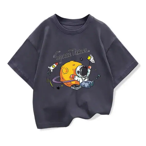 Vêtement pour enfant avec design d'astronaute et planète, illustrant le thème de l'exploration spatiale.