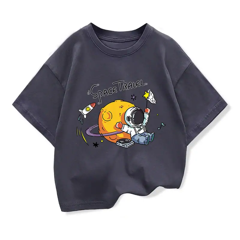 Vêtement pour enfant avec design d'astronaute et planète, illustrant le thème de l'exploration spatiale.