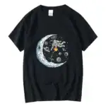 T-shirt noir avec illustration d'un astronaute flottant dans l'espace, entouré de planètes, étoiles et une lune brillante, parfait pour les amateurs de science et d'astronomie.