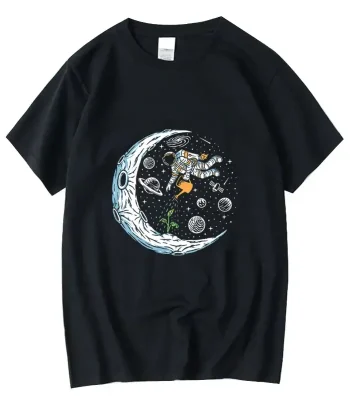 T-shirt noir avec illustration d'un astronaute flottant dans l'espace, entouré de planètes, étoiles et une lune brillante, parfait pour les amateurs de science et d'astronomie.