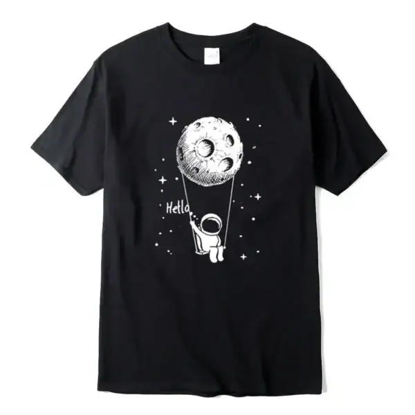 T-shirt noir avec illustration d'un astronaute suspendu à la lune, accompagnée du mot "Hello" dans un style graphique simple et moderne.