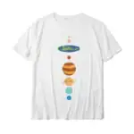 T-shirt blanc avec illustration colorée représentant les planètes du système solaire, parfait pour les amateurs de sciences et d'astronomie.