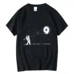 T-shirt noir avec un motif d'astronaute jouant dans l'espace, observant une galaxie et des étoiles, design minimaliste et artistique.